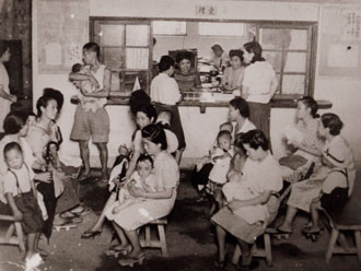 1948（昭和23）年頃の外来待合室の様子