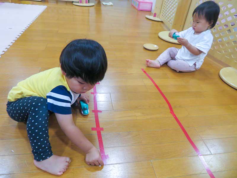 室内遊び〈あひる組：1歳児〉