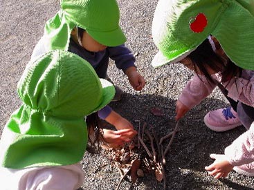 冬の木場公園で〈うさぎ組：2歳児〉