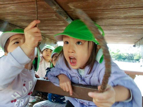 冬の木場公園で〈うさぎ組：2歳児〉