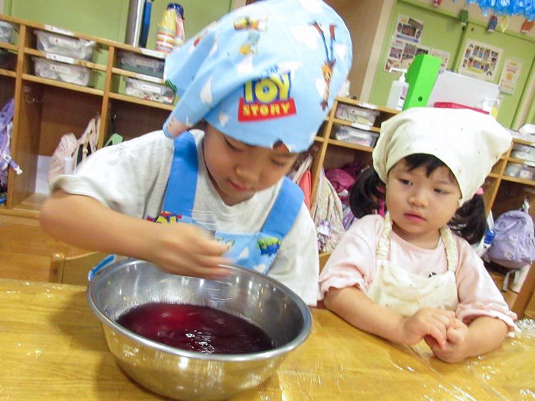 フルーツゼリーづくり〈ひつじ組:3歳児〉