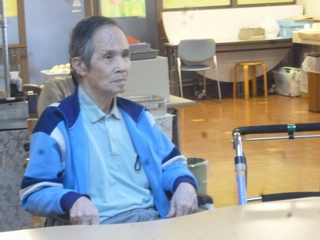 職員による講話・説明会の様子。室内の共用スペースで実施