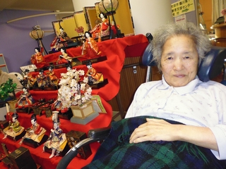 施設のクリスマスデコレーション飾り付けイベントと入居者