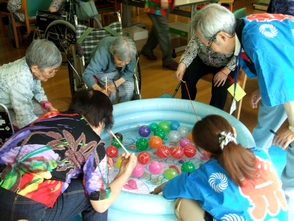金魚すくいとヨーヨーすくいをする様子