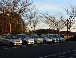 訪問用車両が駐車場に並んでいる様子