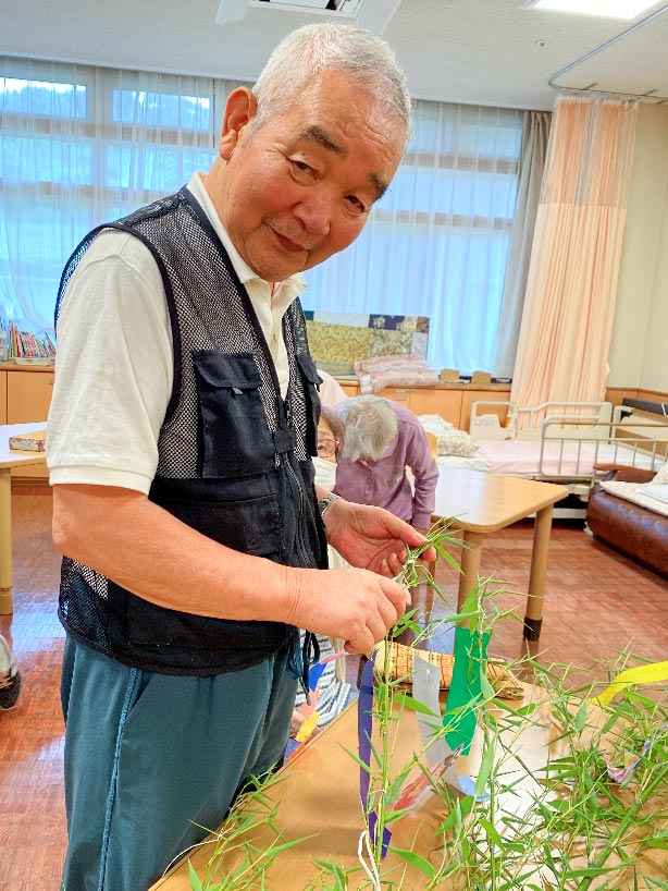 七夕の飾りつけ〈はぎまデイサービス〉