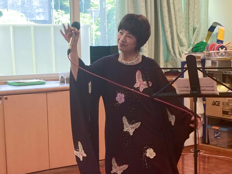 「杉とどんぐり」の歌謡ショー〈はぎまデイサービス〉