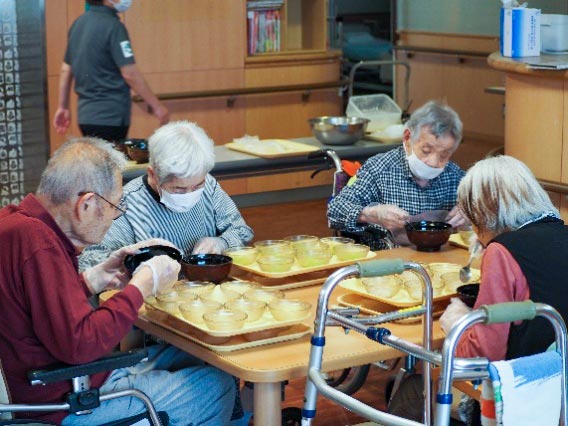 季節のおやつ作り（8月）〈特養〉