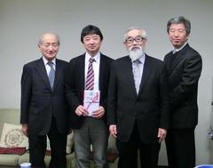 贈呈後、JOCS大江総主事を囲んで記念撮影